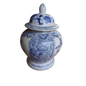 Vintage Chinese Porcelain Vase/Urn with Lid